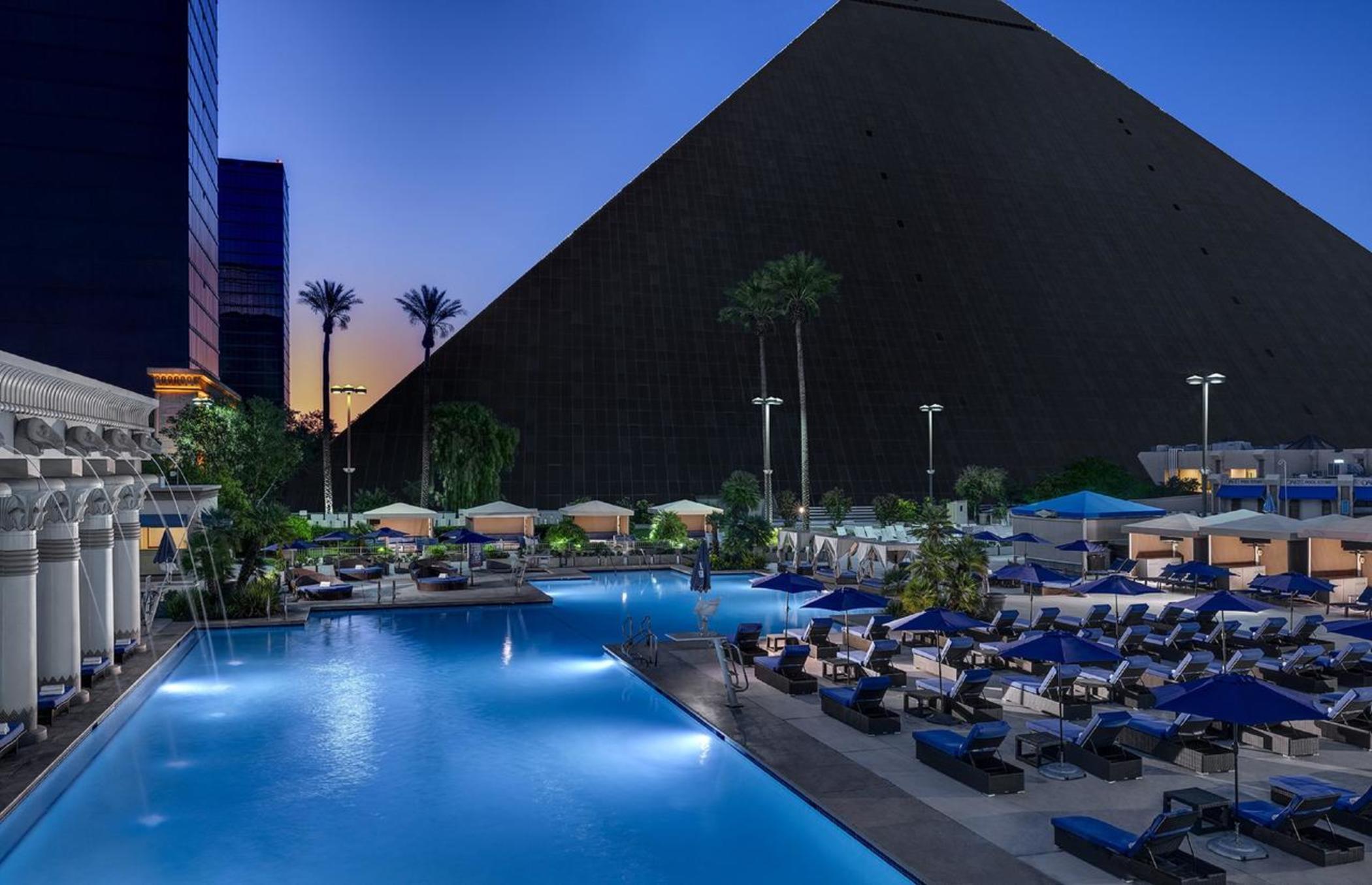Отель Luxor Лас-Вегас Экстерьер фото